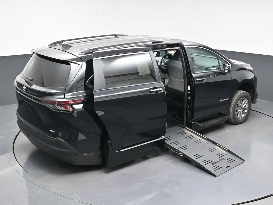 Black Toyota Sienna image number 22