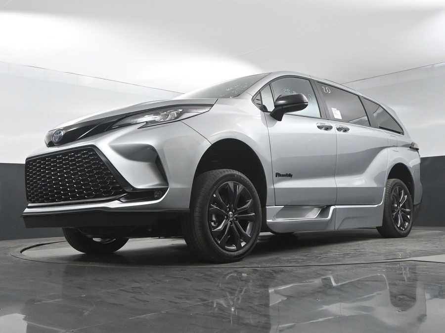 New 2025 Toyota Sienna Hybrid XSE - BraunAbility Side Entry Entry In Floor Automatic Ramp