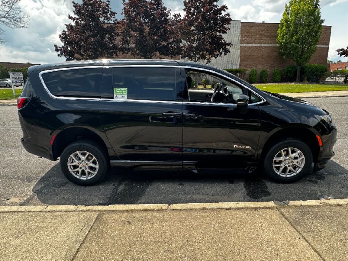 2023 CHRYSLER VOYAGER - Image 4