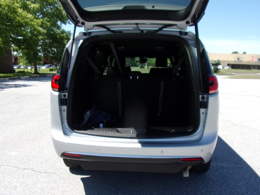 Silver Chrysler Pacifica image number 17
