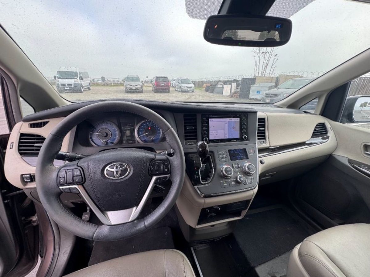 2018 TOYOTA SIENNA - Image 2