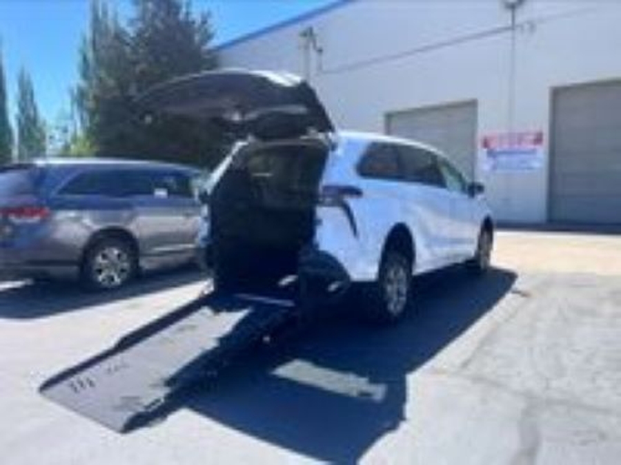 New 2026 Toyota Sienna Hybrid LE - Vantage Mobility Commercial Rear Entry Entry Fold Out Manual Ramp