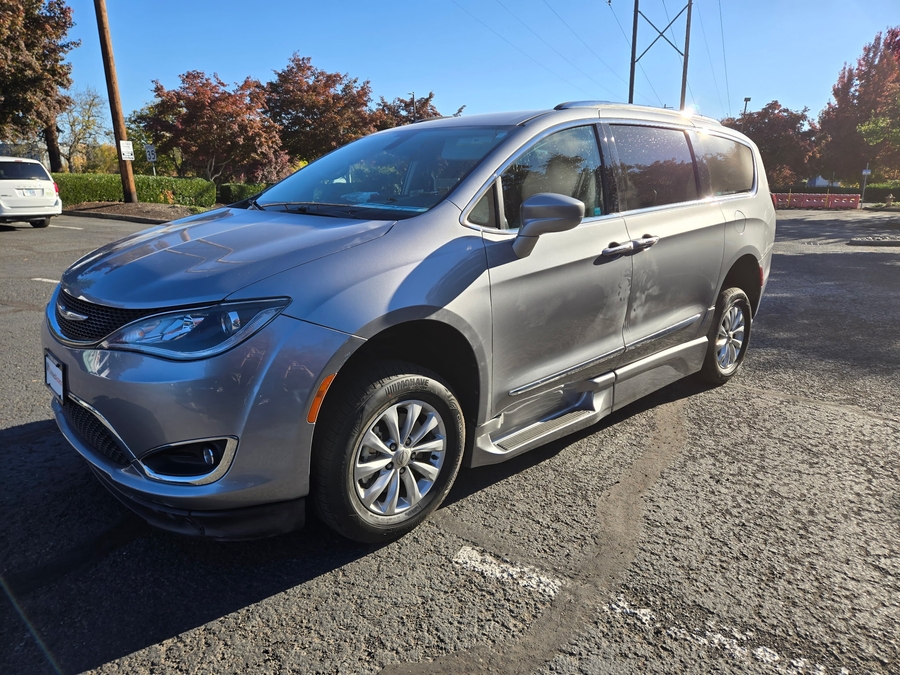 Used 2019 Chrysler Pacifica Touring L - BraunAbility Side Entry Fold Out Automatic Ramp