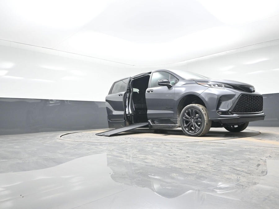New 2025 Toyota Sienna Hybrid XSE Sport - BraunAbility Side Entry Entry In Floor Automatic Ramp