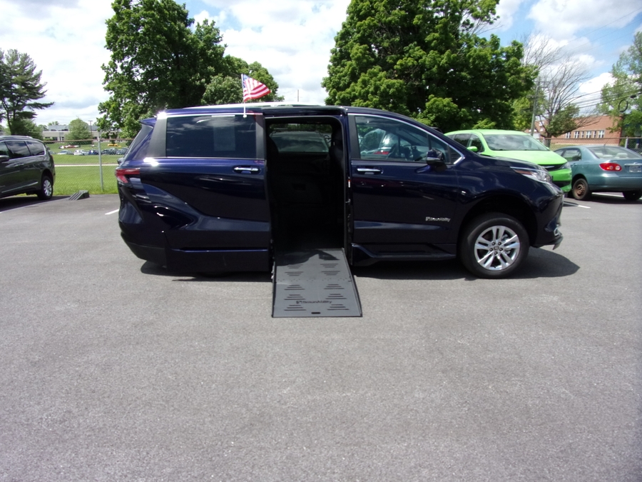 Blue Toyota Sienna image number 7