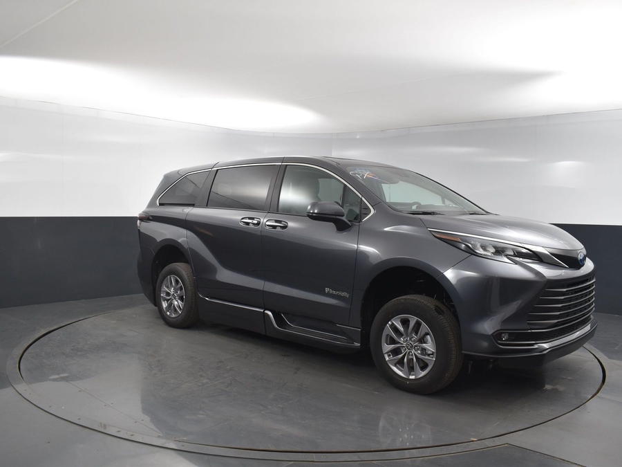 New 2025 Toyota Sienna Hybrid XLE Base - BraunAbility Side Entry Entry Fold Out Automatic Ramp