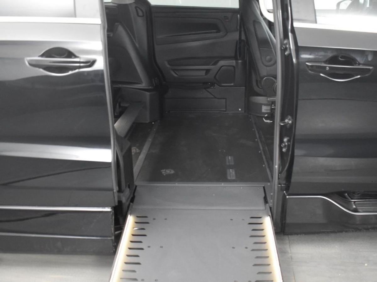 Black Honda Odyssey image number 11