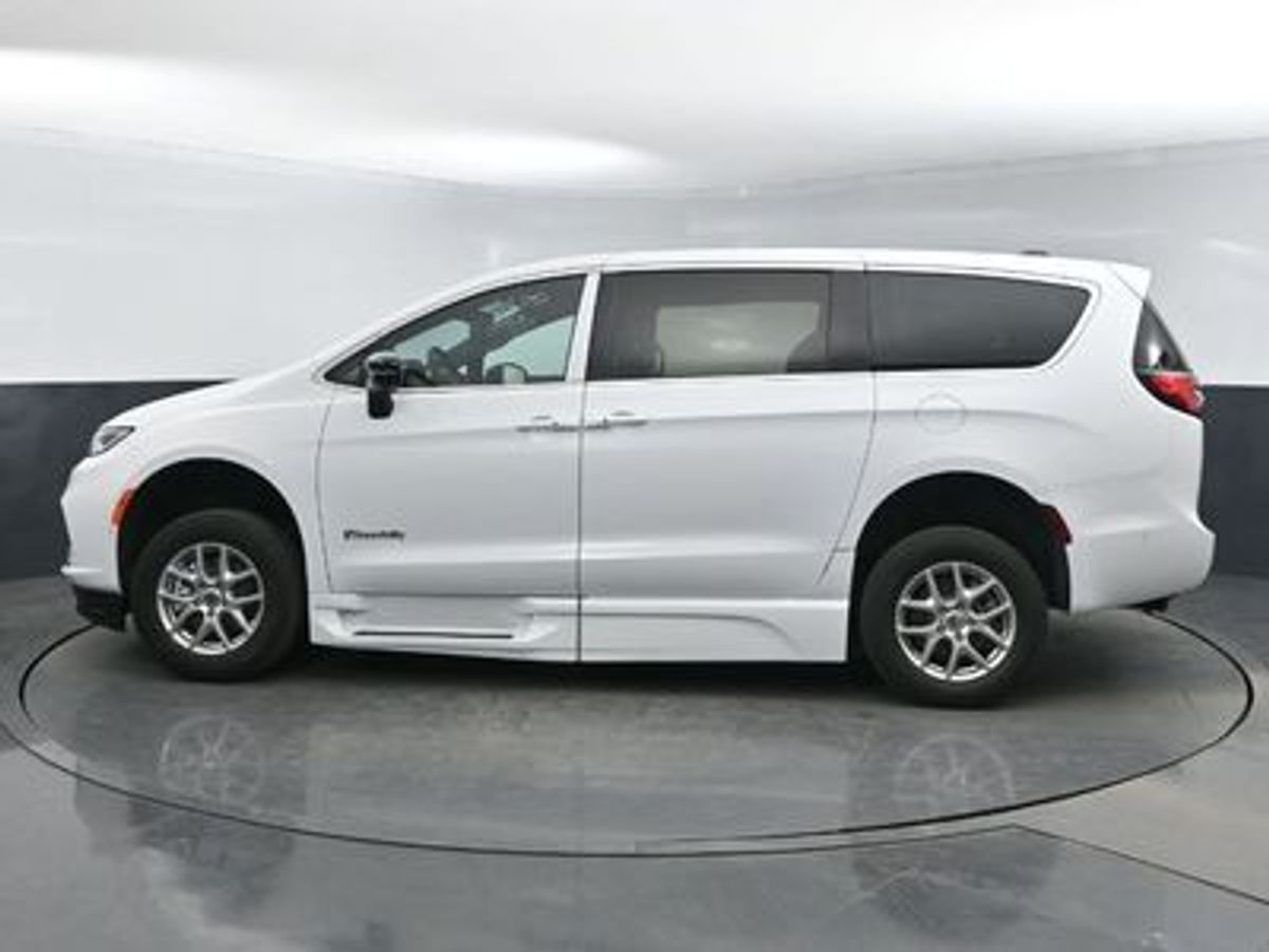 White Chrysler Pacifica image number 8