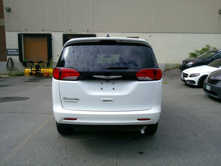 White Chrysler Voyager image number 8