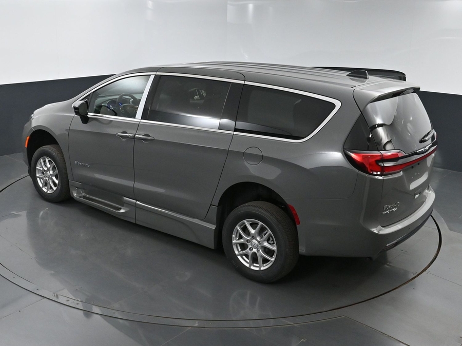 New 2025 Chrysler Pacifica Select Safety - BraunAbility Side Entry Entry Fold Out Automatic Ramp