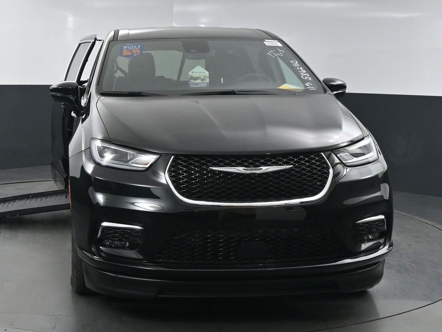 Black Chrysler Pacifica image number 1