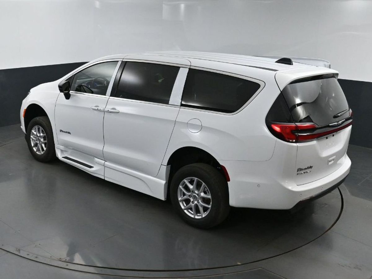 White Chrysler Pacifica image number 24