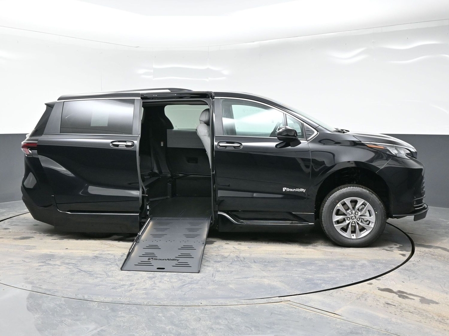 New 2026 Toyota Sienna Hybrid XLE Base - BraunAbility Side Entry Entry Fold Out Automatic Ramp
