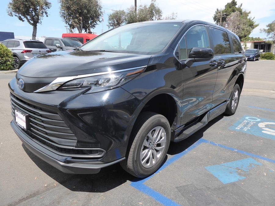 Used 2024 Toyota Sienna Hybrid LE Base - BraunAbility Side Entry Fold Out Automatic Ramp