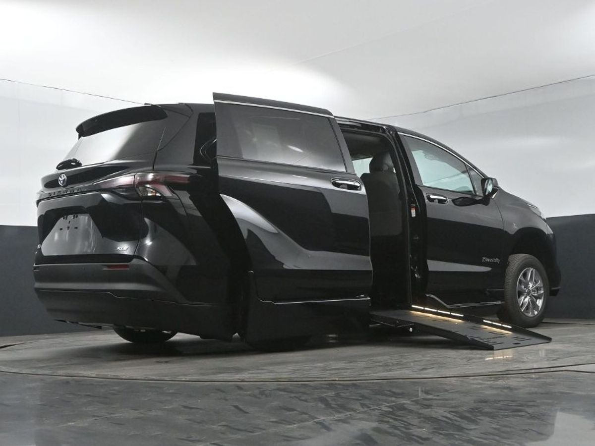 Black Toyota Sienna image number 21