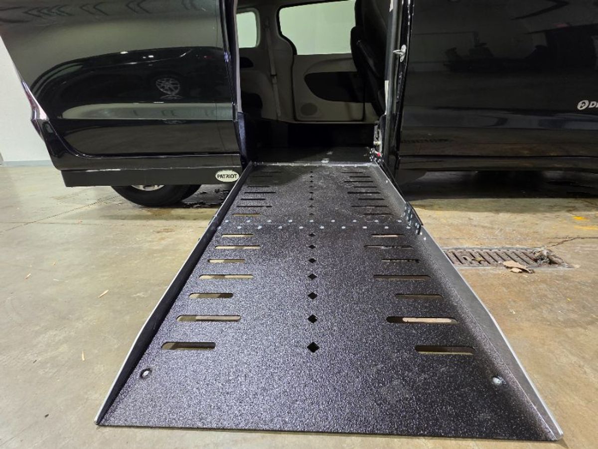 Black Chrysler Voyager image number 10