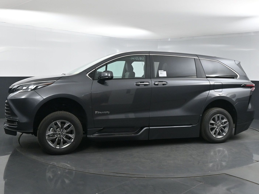 New 2025 Toyota Sienna Hybrid XLE Base - BraunAbility Side Entry Entry Fold Out Automatic Ramp