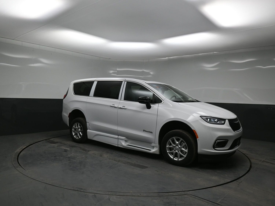 New 2025 Chrysler Pacifica Select Plus - BraunAbility Side Entry Entry In Floor Automatic Ramp