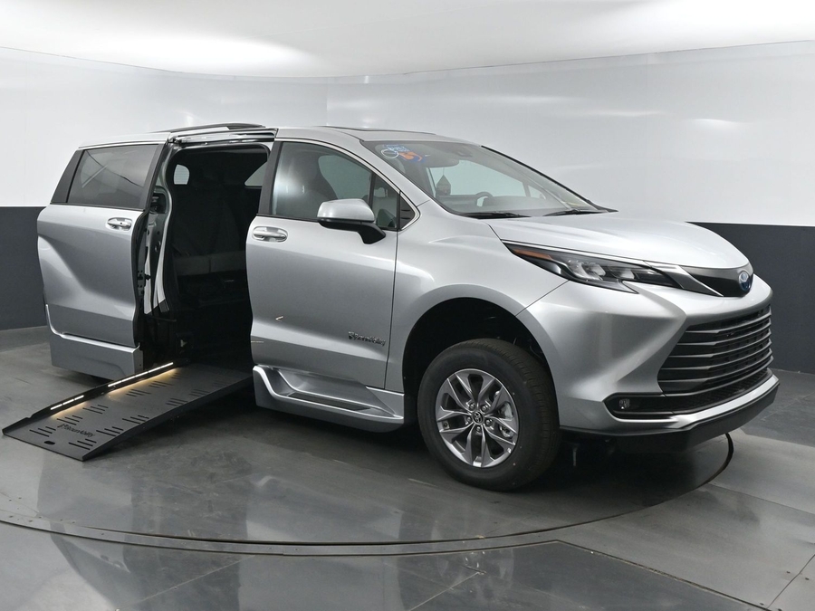 New 2025 Toyota Sienna Hybrid XLE Plus - BraunAbility Side Entry Entry Fold Out Automatic Ramp