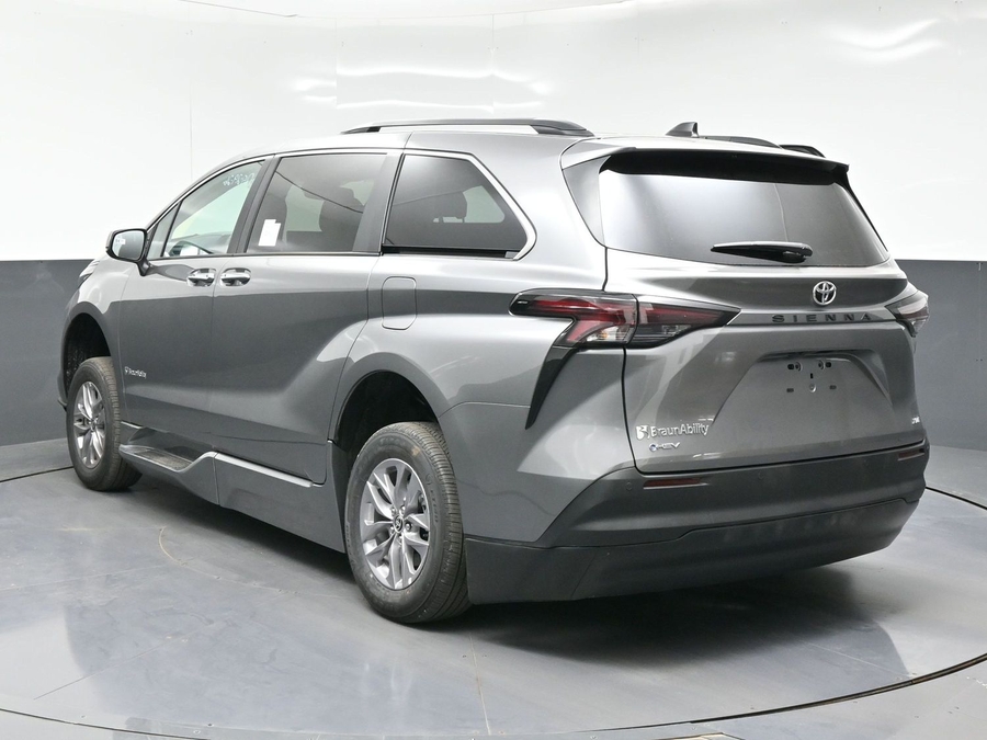 New 2026 Toyota Sienna Hybrid XLE Base - BraunAbility Side Entry In Floor Automatic Ramp