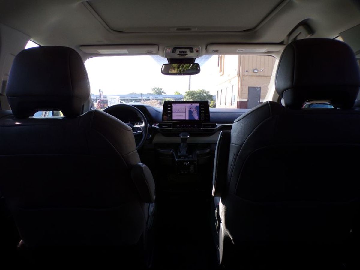 Silver Toyota Sienna image number 17