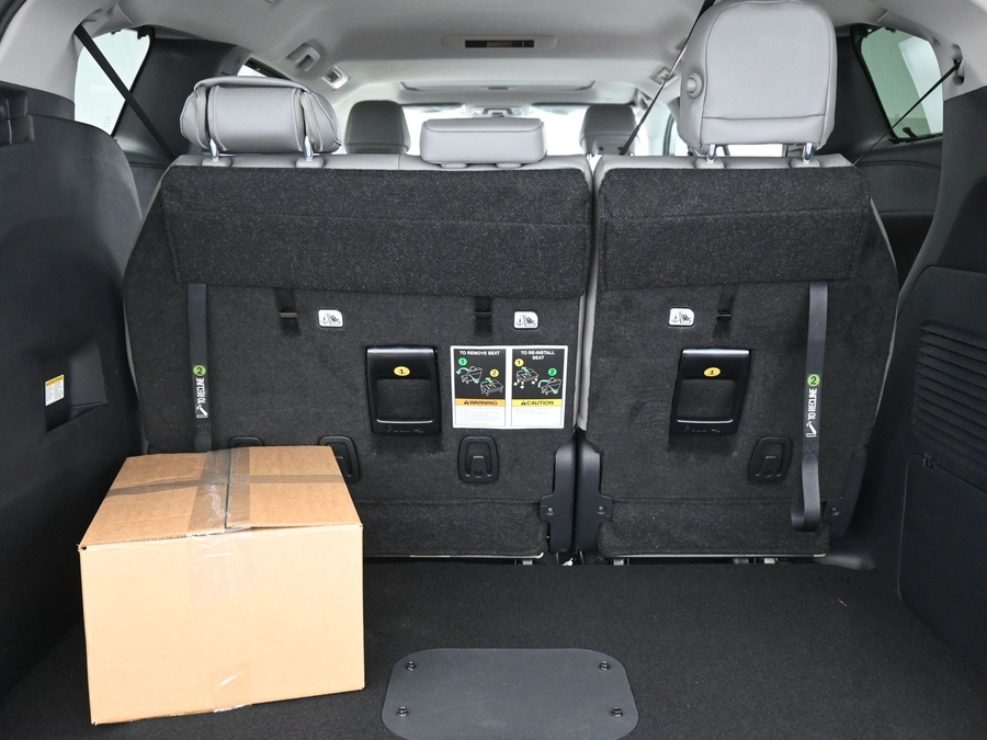 Grey Toyota Sienna image number 11