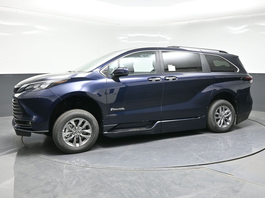 New 2026 Toyota Sienna Hybrid XLE Base - BraunAbility Side Entry Entry Fold Out Automatic Ramp