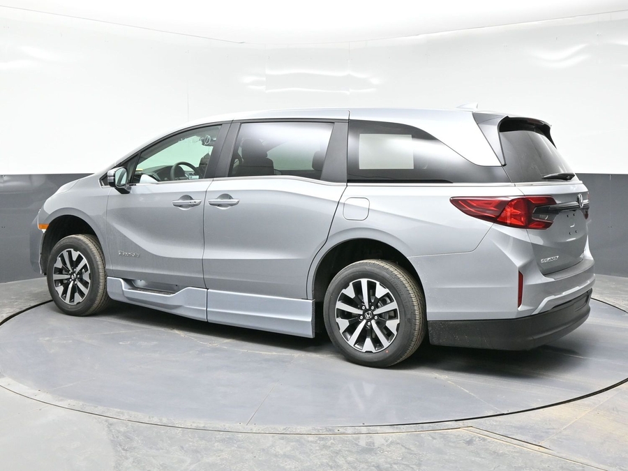 Silver Honda Odyssey image number 3