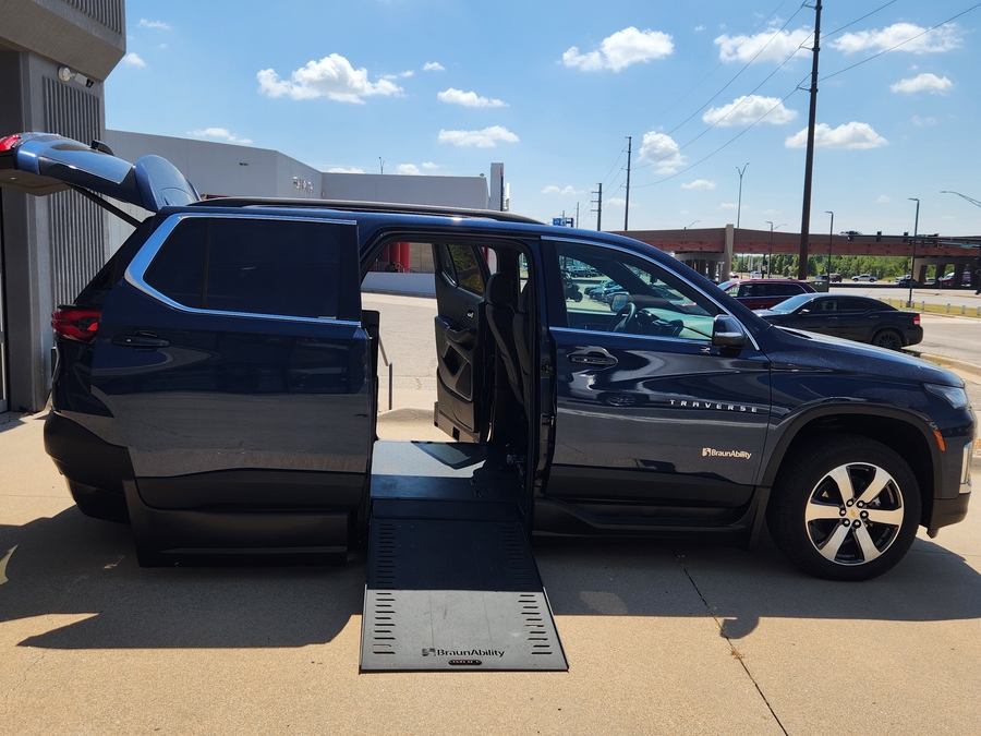 Blue Chevrolet Traverse image number 7