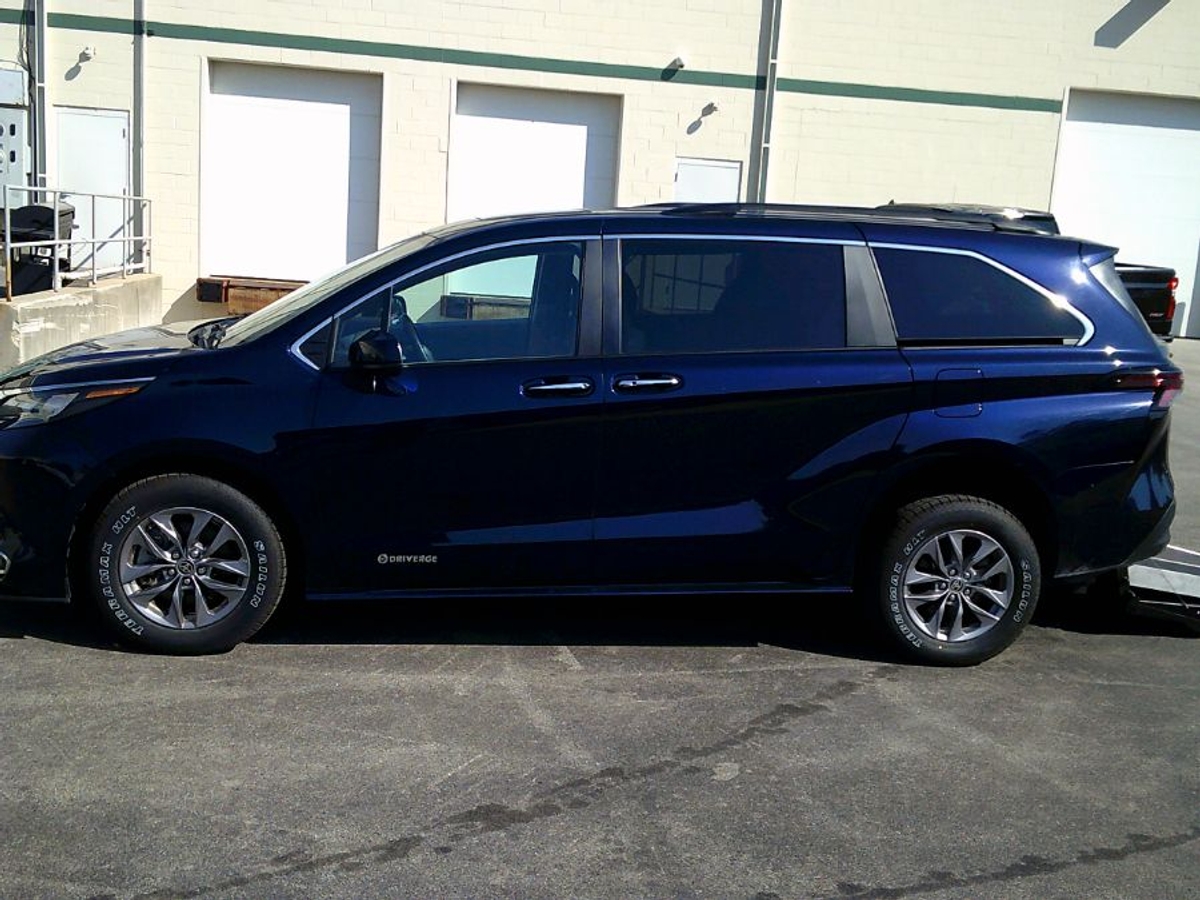 2024 TOYOTA SIENNA - Image 4