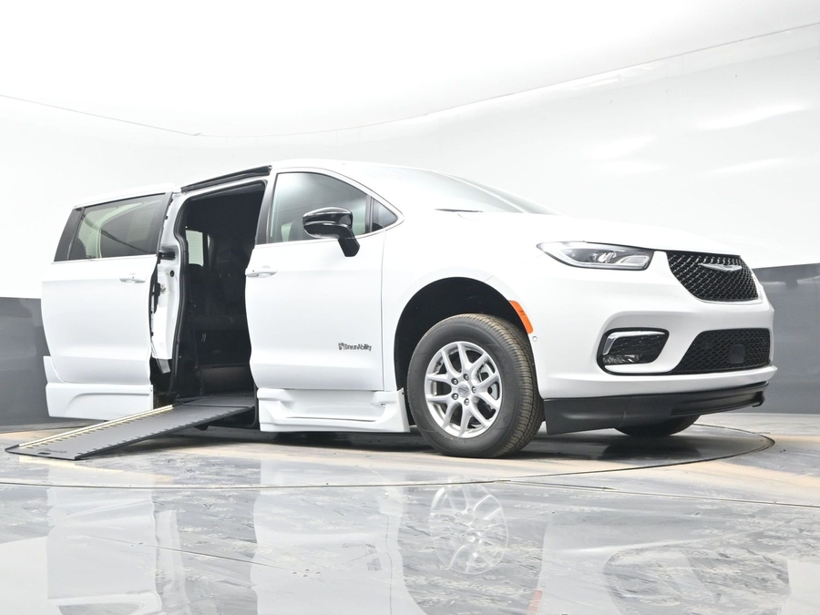 New 2025 Chrysler Pacifica Select Safety - BraunAbility Side Entry Entry In Floor Automatic Ramp