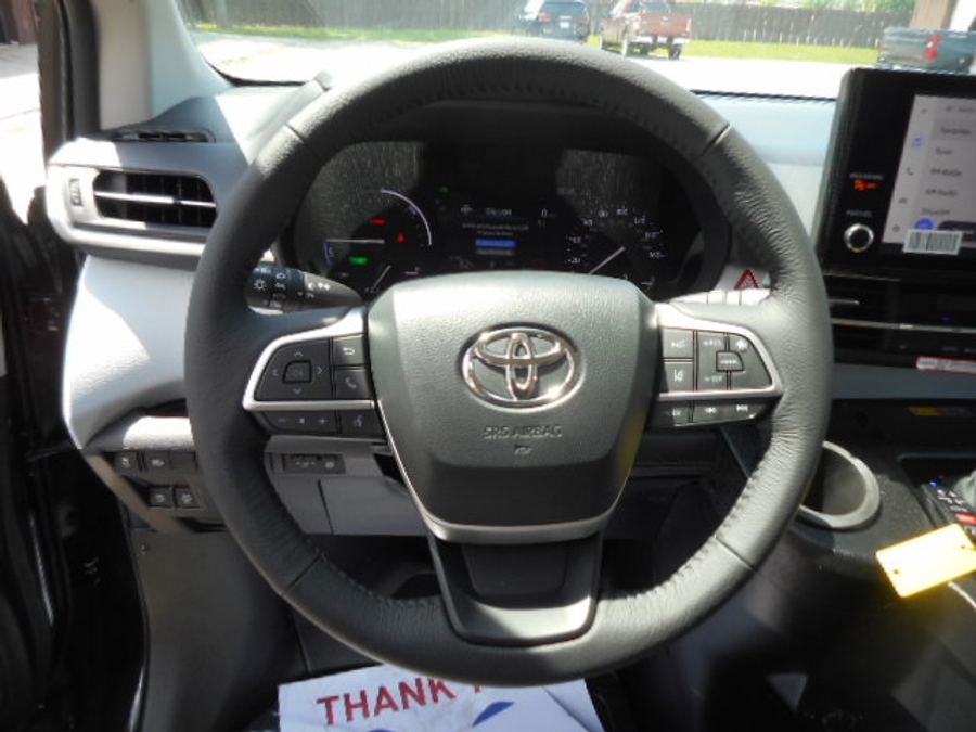 Black Toyota Sienna image number 20