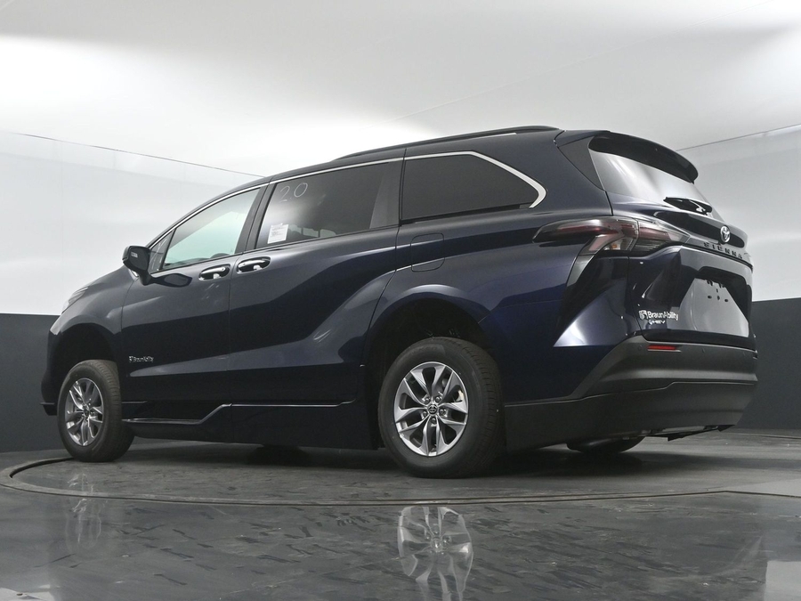New 2025 Toyota Sienna Hybrid XLE Plus - BraunAbility Side Entry Entry In Floor Automatic Ramp