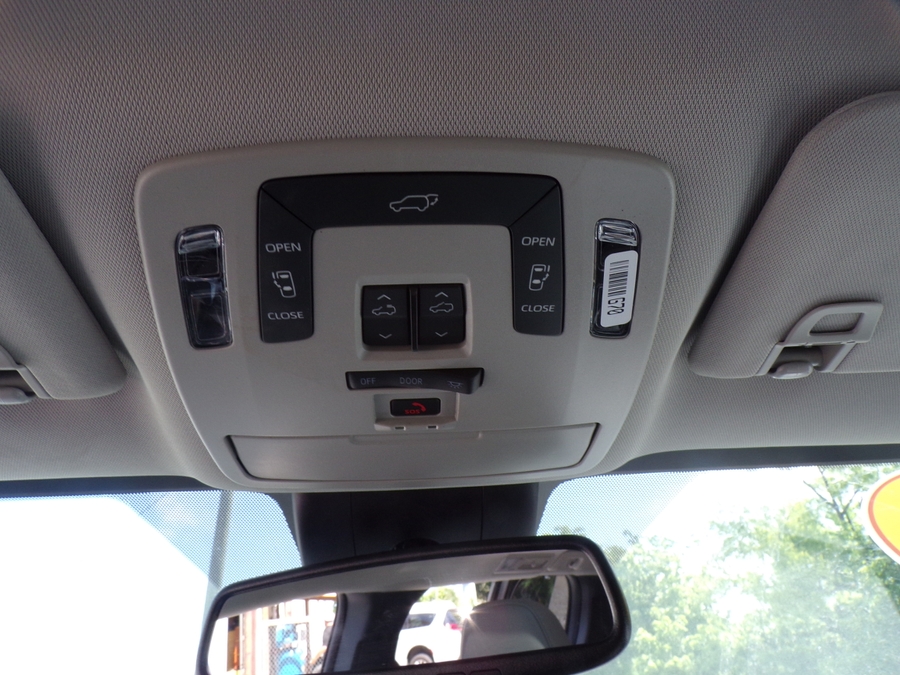 Black Toyota Sienna image number 13