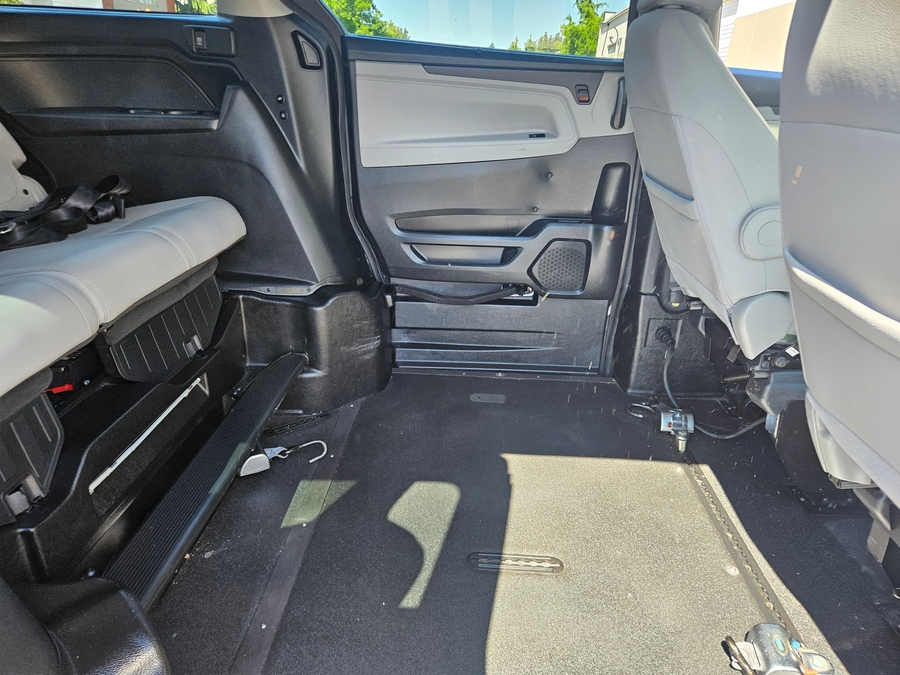 Grey Honda Odyssey image number 9
