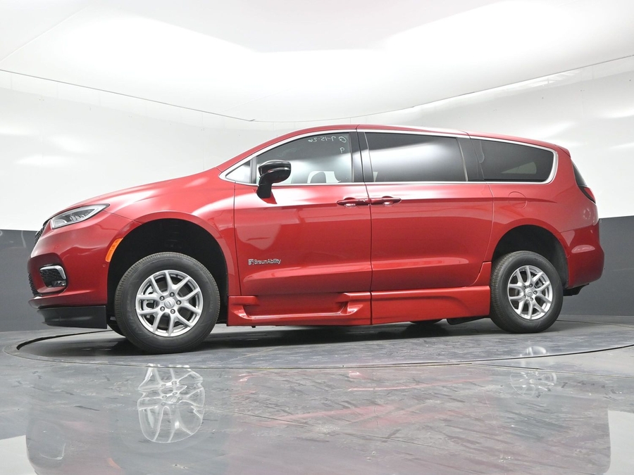 New 2026 Chrysler Pacifica Select Safety - BraunAbility Side Entry In Floor Automatic Ramp