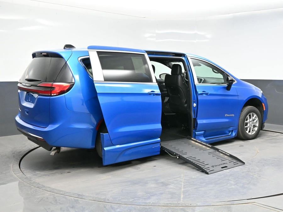 Blue Chrysler Pacifica image number 6