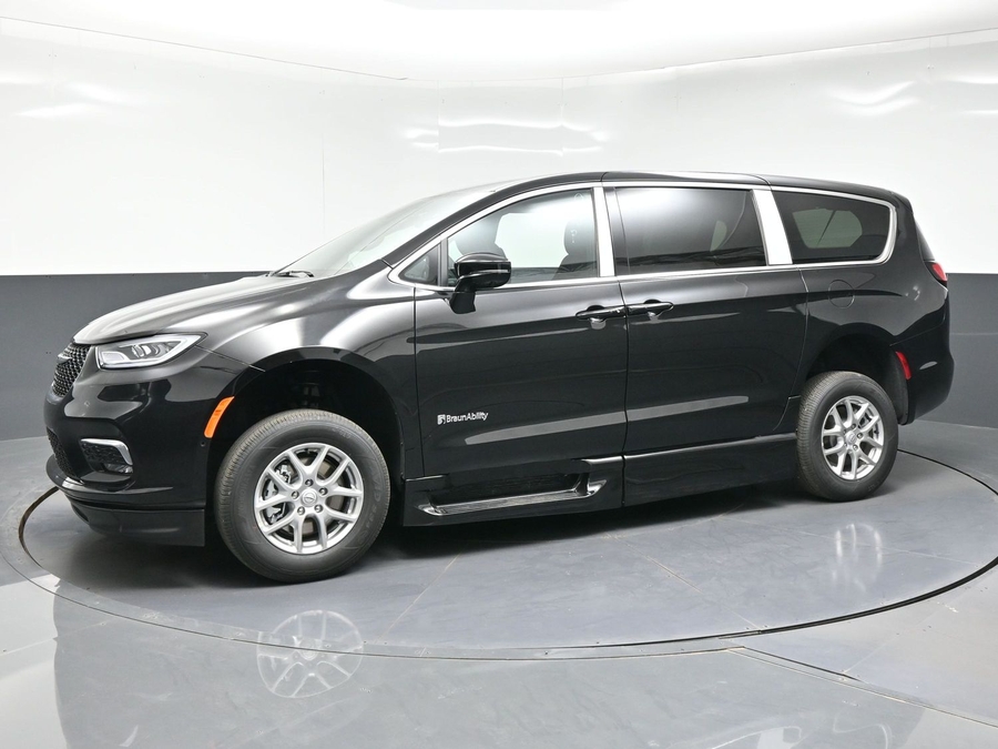 2026 Chrysler Pacifica Select's photo
