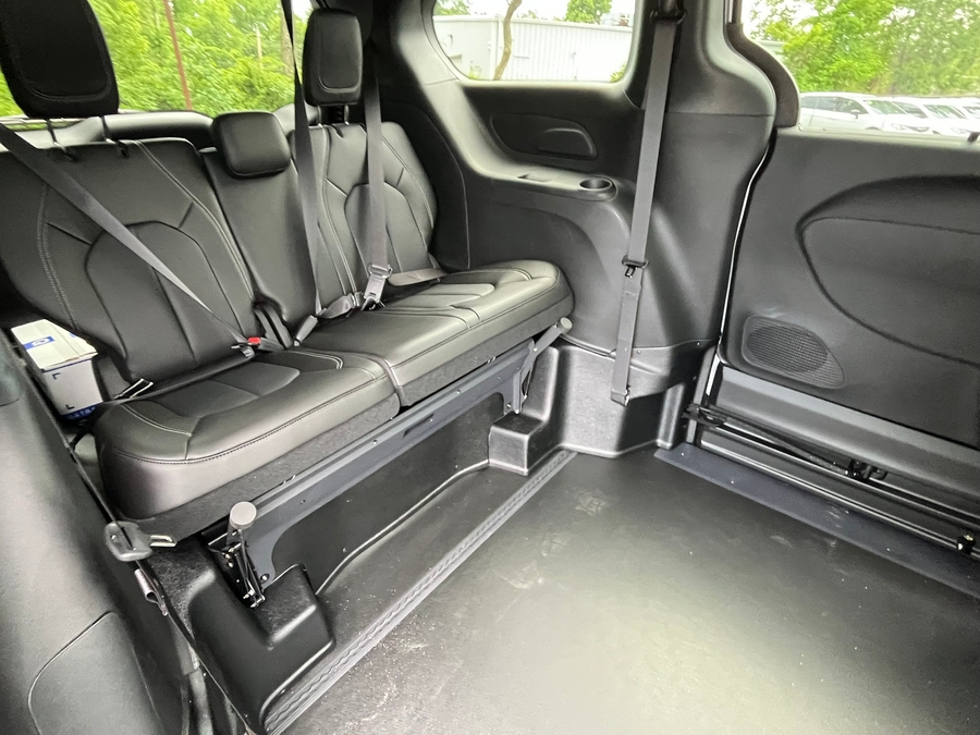 Silver Chrysler Pacifica image number 8