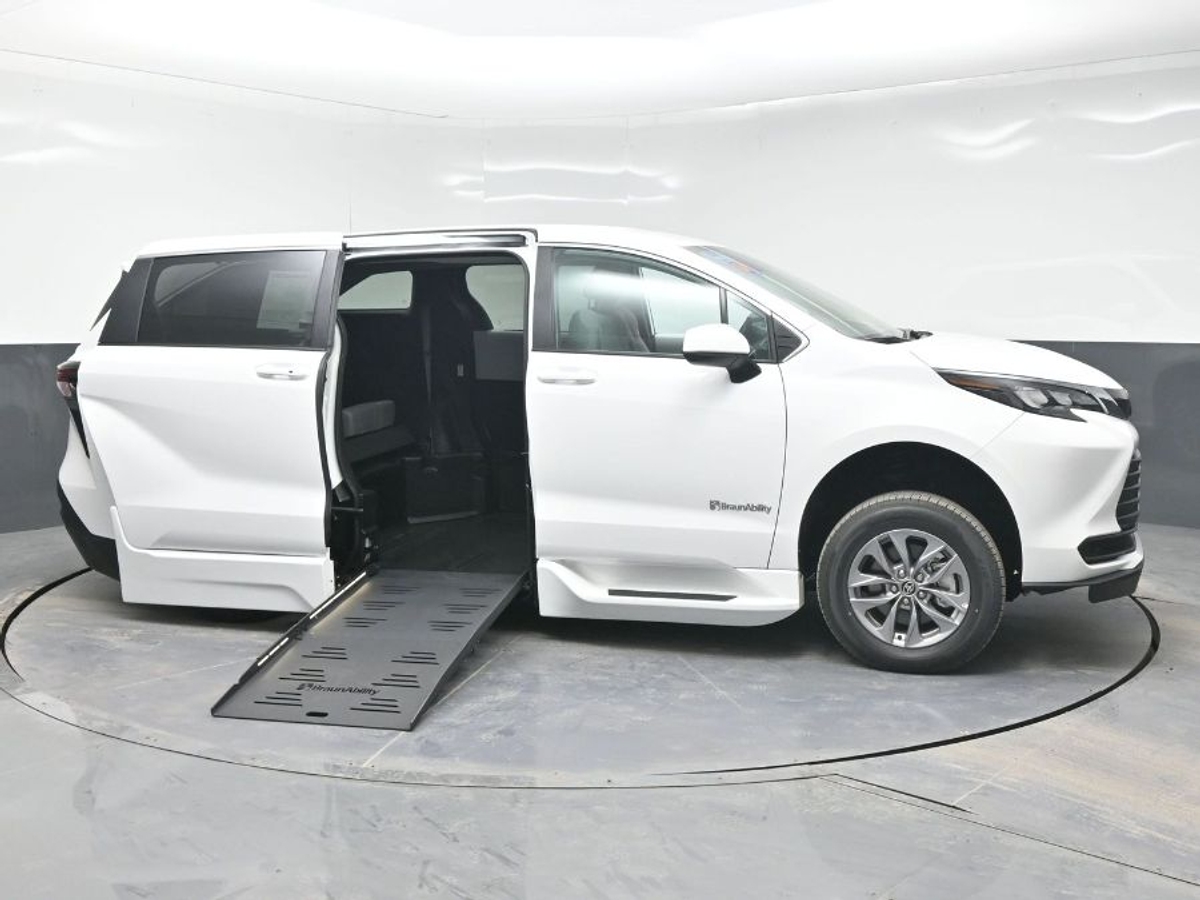 2025 TOYOTA SIENNA - Image 6