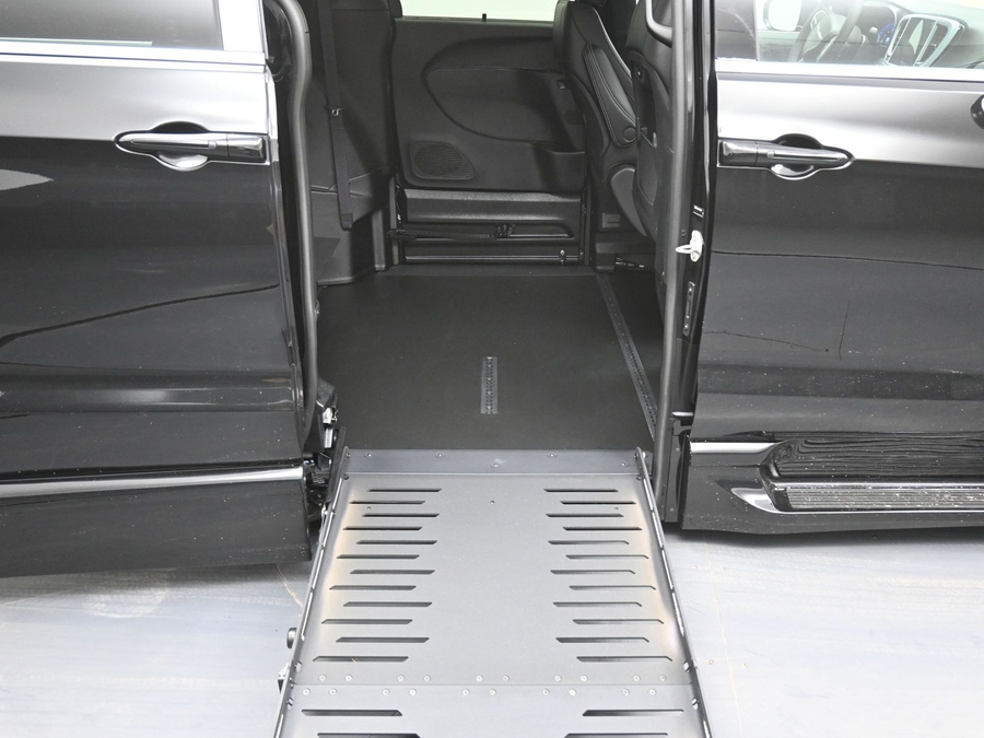 Black Chrysler Pacifica image number 11
