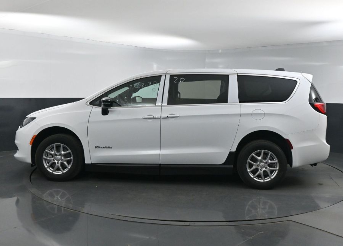 2025 CHRYSLER VOYAGER - Image 2