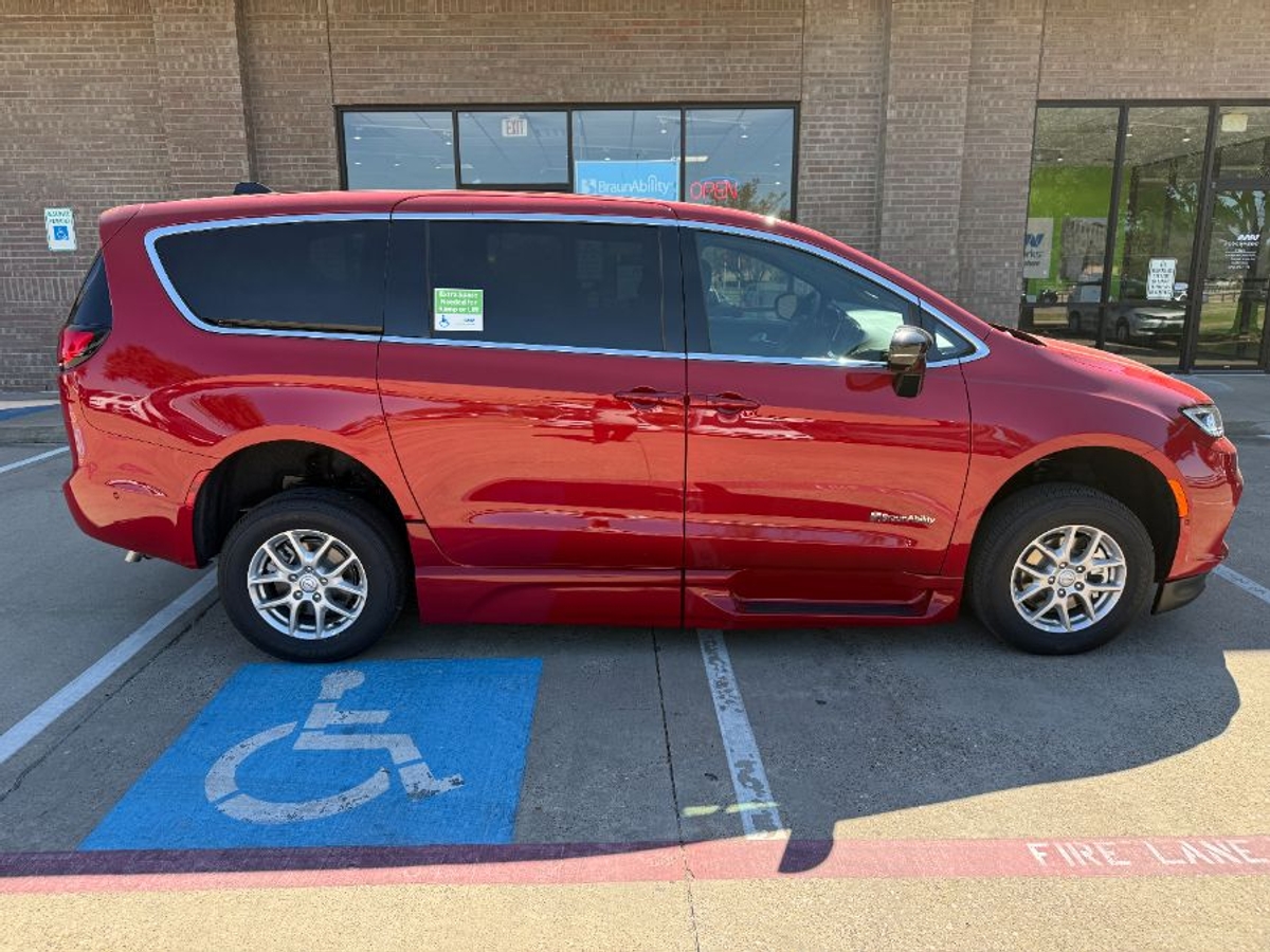 2025 CHRYSLER PACIFICA - Image 8