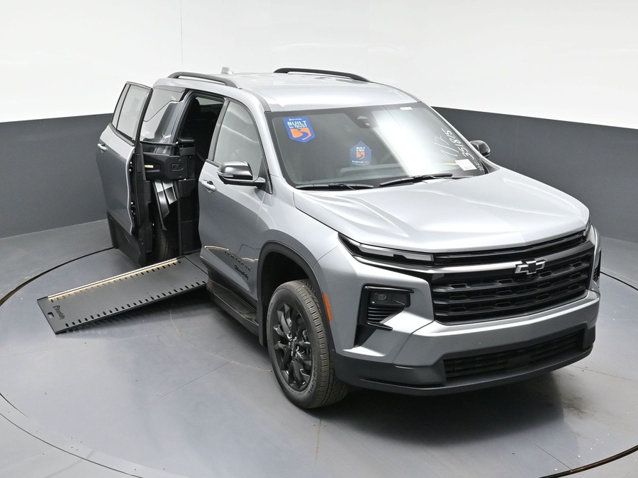 New 2026 Chevrolet Traverse 1LT Midnight - BraunAbility Side Entry In Floor Automatic Ramp