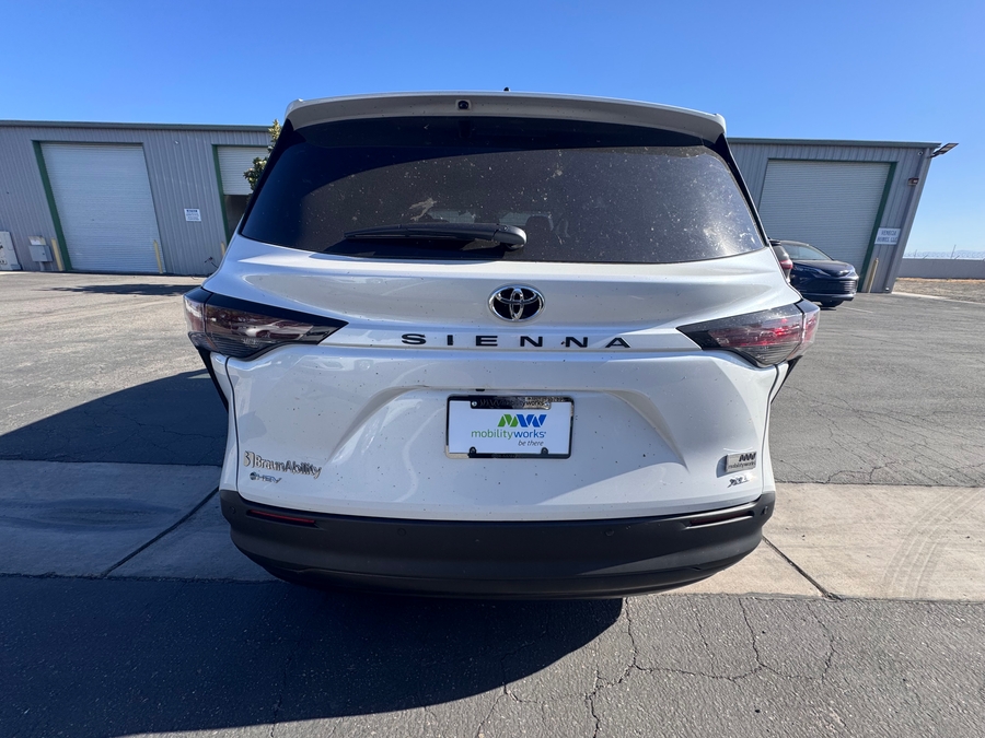 White Toyota Sienna image number 7