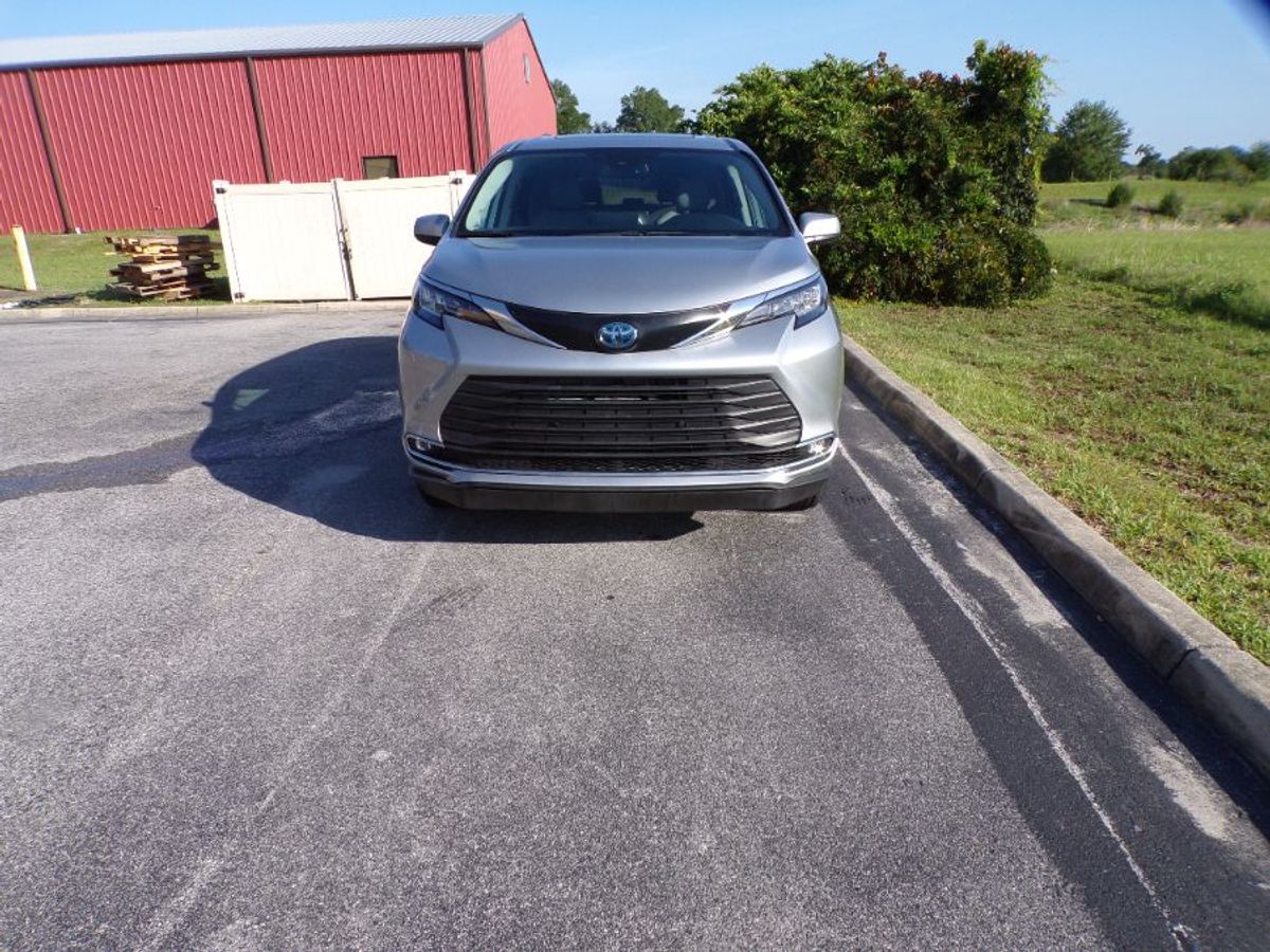Silver Toyota Sienna image number 2