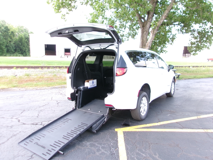 White Chrysler Voyager image number 26