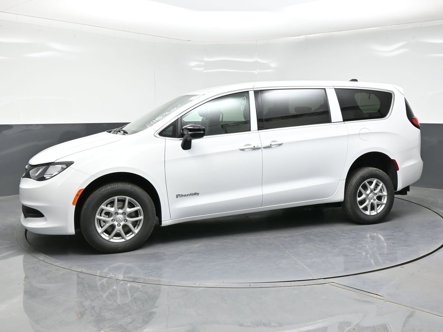 White Chrysler Voyager image number 2