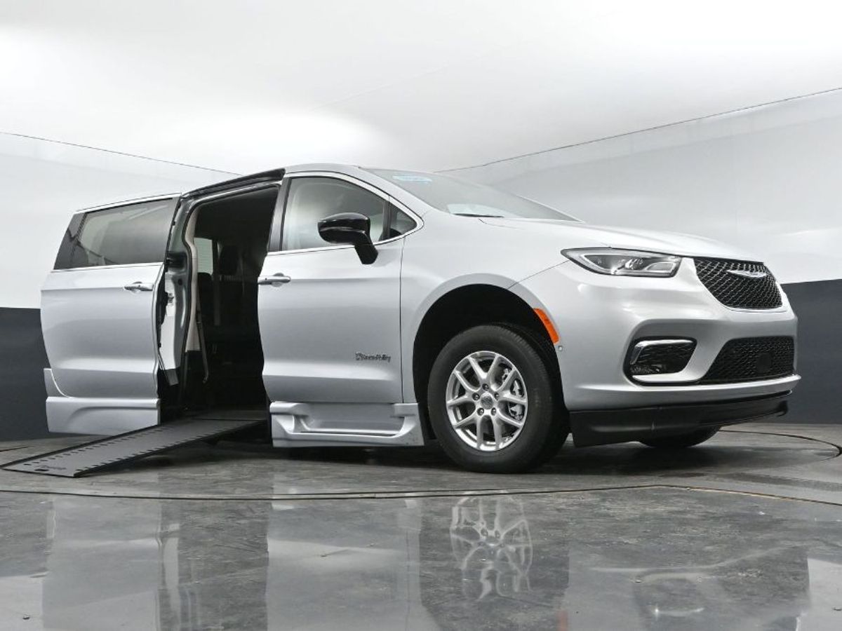 Silver Chrysler Pacifica image number 1