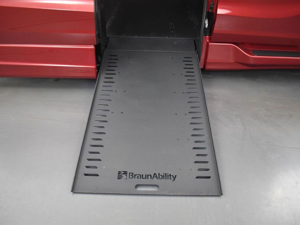 Red Honda Odyssey image number 10